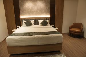 Ένα ή περισσότερα κρεβάτια σε δωμάτιο στο Kriya Grandeur Hotel +12 φωτογραφίες