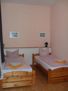 黑灵斯多夫Ferienwohnung In Gründerzeitvilla In Strandnähe的带两张单人床的客房 - 带喷雾器