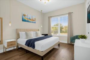 a bedroom with a bed and a window at 4 Bedrooms 3 Bathrooms Summerville 2612 Ss in Orlando +25 photos