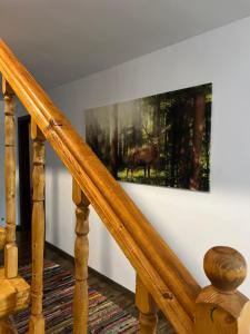 Pensiunea Rustic House Rucăr - Argeș في روكار: لوحة غزلان على جدار