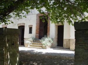 ein Gebäude mit vielen Türen und Treppen in der Unterkunft Ferienwohnung "Il Fienile" in Umbertide