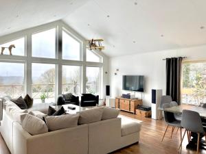 un salon avec un canapé blanc et une table dans l'établissement Ängshöjd, à Sandhem