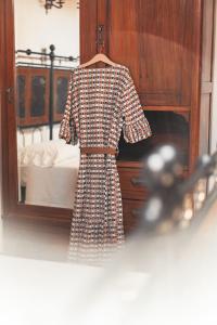 une robe sur un cintre devant un miroir dans l'établissement Apollo, à Pesaro