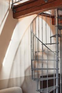 un escalier en colimaçon avec un escalier en bois dans l'établissement Apollo, à Pesaro