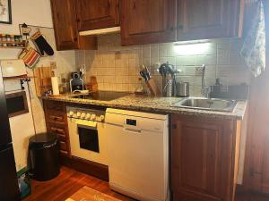 una cucina con lavello e fornello forno superiore di Escapada con encanto cerca de Porte-Puymorens y Andorra a Porta Altre 18 foto