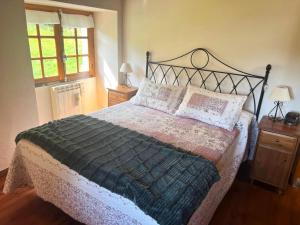 una camera con un grande letto e due finestre di Escapada con encanto cerca de Porte-Puymorens y Andorra a Porta