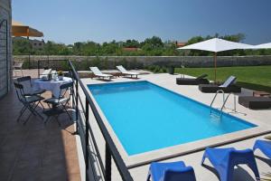 Hồ bơi trong/gần Charmante Villa Histra Mit Pool Und Großem Garten +32 ảnh