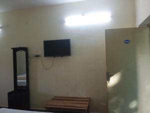 TV a/nebo společenská místnost v ubytování Vimala Residency