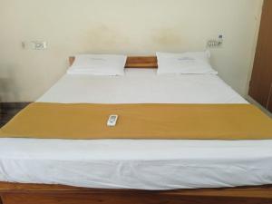 Postel nebo postele na pokoji v ubytování Vimala Residency