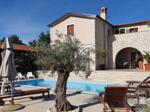 Hồ bơi trong/gần Charmante Villa Histra Mit Pool Und Großem Garten