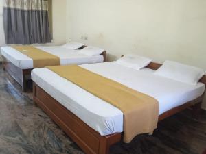 Postel nebo postele na pokoji v ubytování Vimala Residency