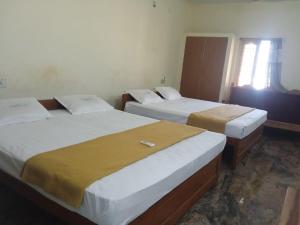 Postel nebo postele na pokoji v ubytování Vimala Residency