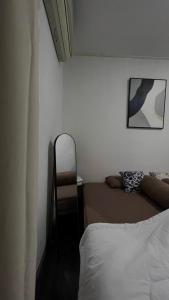 Postel nebo postele na pokoji v ubytování Small Loft of Indah Living