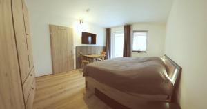 兰格尔斯道夫Konis Ferienwohnung的一间卧室配有一张床和一张桌子