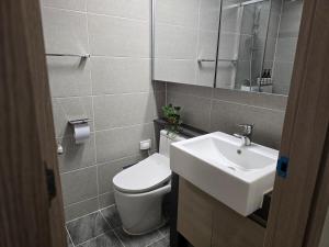 ein Badezimmer mit einer weißen Toilette und einem Waschbecken in der Unterkunft Cozy Stay #Songdo Dalbit Festival Park in Incheon + 7 Fotos