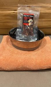 un récipient en plastique contenant de la nourriture posé sur un tapis dans l'établissement Wildcat Lodge, à Kilmichael Glassary