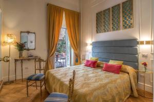 una camera da letto con un grande letto con cuscini colorati di Ingrami Suites and Spa a Roma