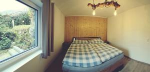 una piccola camera da letto con un letto e una finestra di Konis Ferienwohnung a Rangersdorf