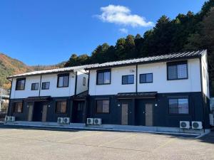 Nespecifikovaný výhled na hory nebo výhled na hory při pohledu z prázdninového domu