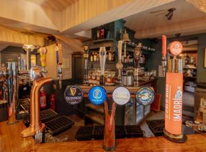 Ο χώρος του lounge ή του μπαρ στο Ye Olde Original Withy Trees