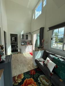 un salon avec un canapé et une cuisine dans l'établissement Samonrada Khao Yai Homestay, à Pak Chong 105 autres photos