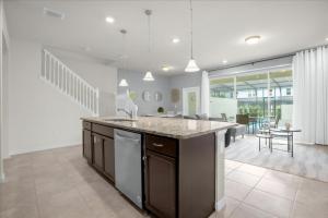 Η κουζίνα ή μικρή κουζίνα στο 5 Bedrooms 4 Bathrooms Solterra 7432 Ol