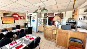Un comedor con mesas y sillas en un restaurante. en gite D ETAPE DU PELERIN de la butte aux oiseaux, en Saint-Alban-sur-Limagnole 33 fotos más