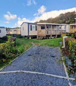 a row of mobile homes parked in a yard at TRIGANO Savina 2022 in Litteau