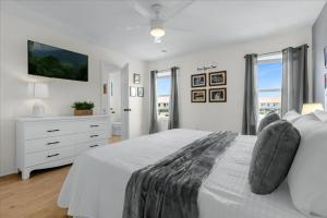 Postel nebo postele na pokoji v ubytování 3 Bedroom 25 Bathroom Fiesta Key 4728Hh + 27 fotografií