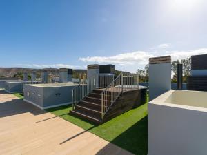 eine Treppe auf dem Dach eines Gebäudes in der Unterkunft Sunset Arguineguin by CanariasGetway in Arguineguín