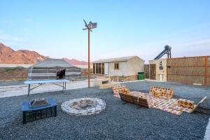 una zona de estar con una tienda de campaña y un fogón en Subla Camp, en Hatta