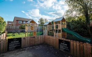 Ο χώρος παιχνιδιού για παιδιά στο Ye Olde Original Withy Trees