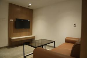 Μια τηλεόραση ή/και κέντρο ψυχαγωγίας στο Kriya Grandeur Hotel