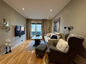 un salon avec un canapé et une table dans l'établissement Central apartment - walking distance to everything, à Geilo