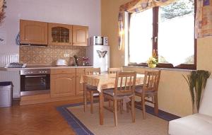 une cuisine avec une table et des chaises dans une cuisine dans l'établissement Blick In Die Natur, à Ilmenau 17 autres photos