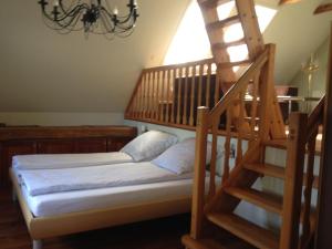 Ένα ή περισσότερα κρεβάτια σε δωμάτιο στο Ferienwohnung In Ehemaliger Dorfschule Am Dorfrand