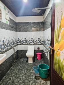 马拉利库兰Marari Aleena Beach Homestay的带马桶和水槽的浴室 更多24张照片