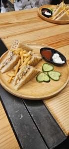 马拉利库兰Marari Aleena Beach Homestay的一份带三明治和薯条的食品