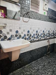 马拉利库兰Marari Aleena Beach Homestay的带水槽和淋浴的浴室