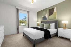a bedroom with a bed and a window at 5 Bedrooms 5 Bathrooms Crystal Cove 1042Td in Kissimmee +32 photos