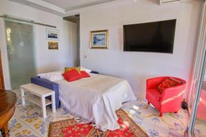 ein Schlafzimmer mit einem Bett und einem Flachbildfernseher in der Unterkunft Sporthotel Olimpo in Garda