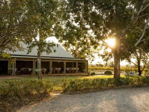 un bâtiment où le soleil brille à travers quelques arbres dans l'établissement Modern Tranquility in the heart of Tanunda, à Tanunda