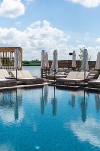 Hồ bơi trong/gần Osocor Village