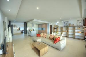 Televiisor ja/või meelelahutuskeskus majutusasutuses Spacious & chic 1 bedroom in Birgu waterfront GSPI1-1