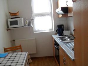 O bucătărie sau chicinetă la Strandnahe Ferienwohnung In Gründerzeitvilla