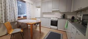 Kuchyň nebo kuchyňský kout v ubytování HANGASKUJA 2H-K-Sauna Rivitalossa 13 A 3