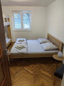 Ένα ή περισσότερα κρεβάτια σε δωμάτιο στο Apartmán Matěj