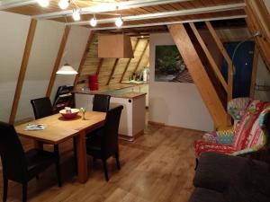 ein Esszimmer und eine Küche mit Tisch und Stühlen in der Unterkunft Ferienhaus für 4 Personen ca 54 m in Neuhausen, Schwaben Schwaben Baden-Württemberg in Neuhausen