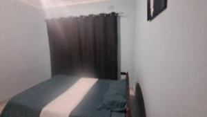 Un pat sau paturi într-o cameră la Nomad's Nest