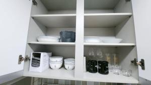 慶州市にある황리단길 대릉원 천마총 도보 5분 아늑한 퀸침대 투룸 3-1の白い棚